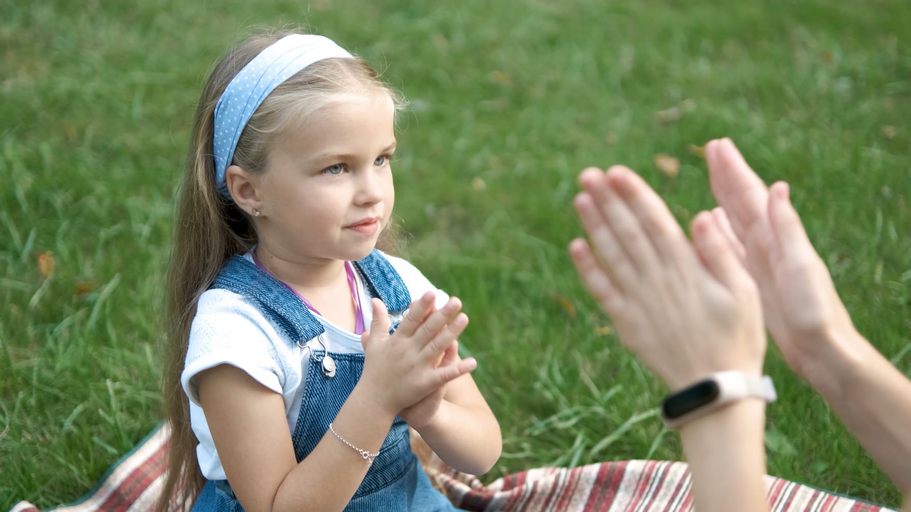 Enfant apprenant les signes — langage des signes pour bébé avec Laure Metayer