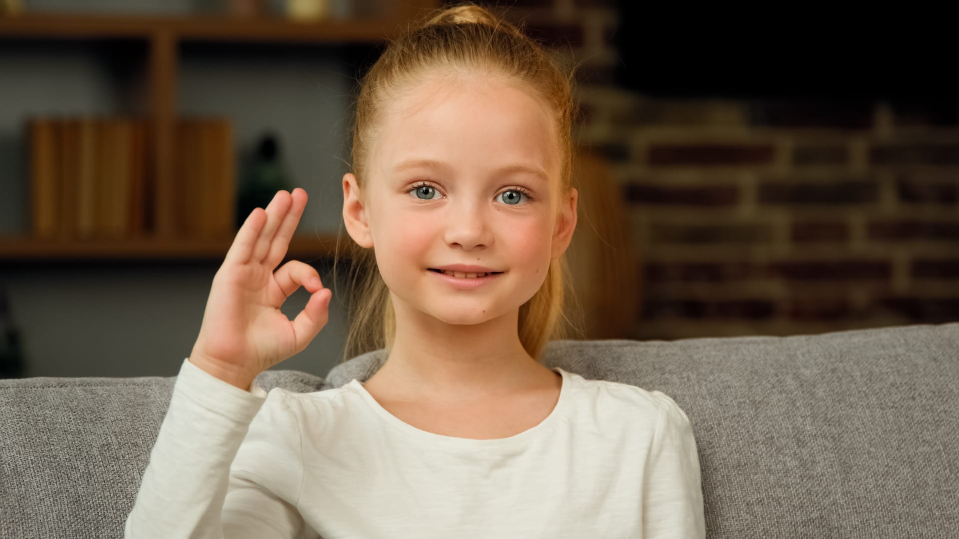 Enfant faisant le signe OK — langage des signes bébé en atelier visioconférence